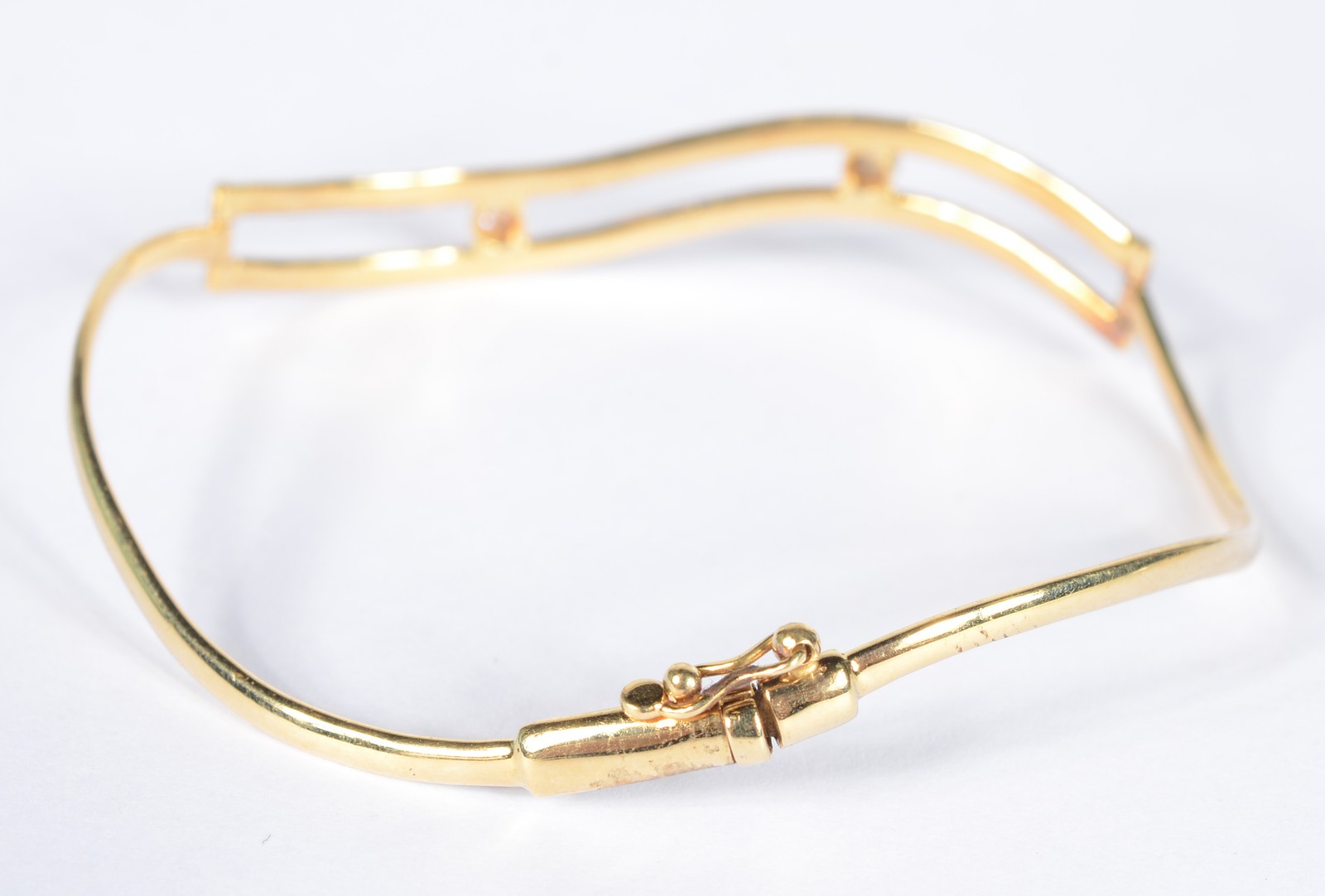 Pulseira de ouro 18 k., contraste 750 mls com dois brilhantes. (Por... - foto 3 de 5