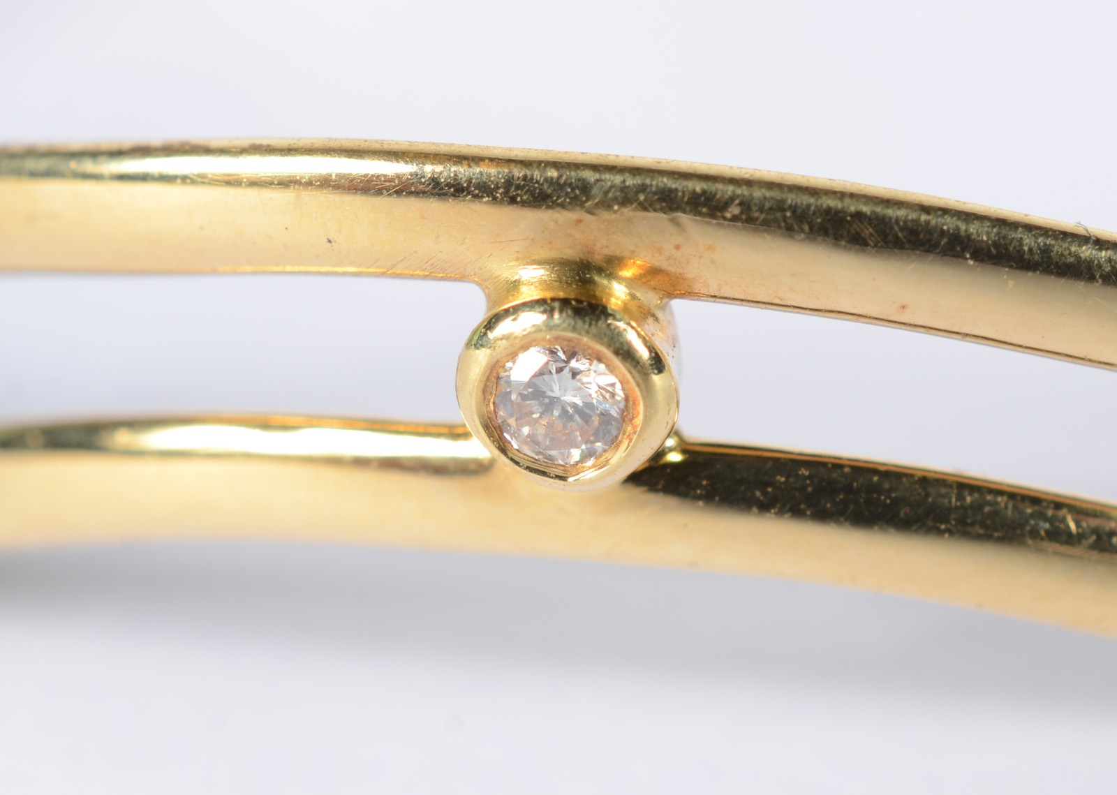 Pulseira de ouro 18 k., contraste 750 mls com dois brilhantes. (Por... - foto 4 de 5