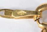 Colar de ouro 18 k., contraste 750 mls, laminad... - Colar de ouro 18 k., contraste 750 mls, laminado, com pendente na forma de cruz vazada. (Por motivos de segurança a peça não se encontra na loja).