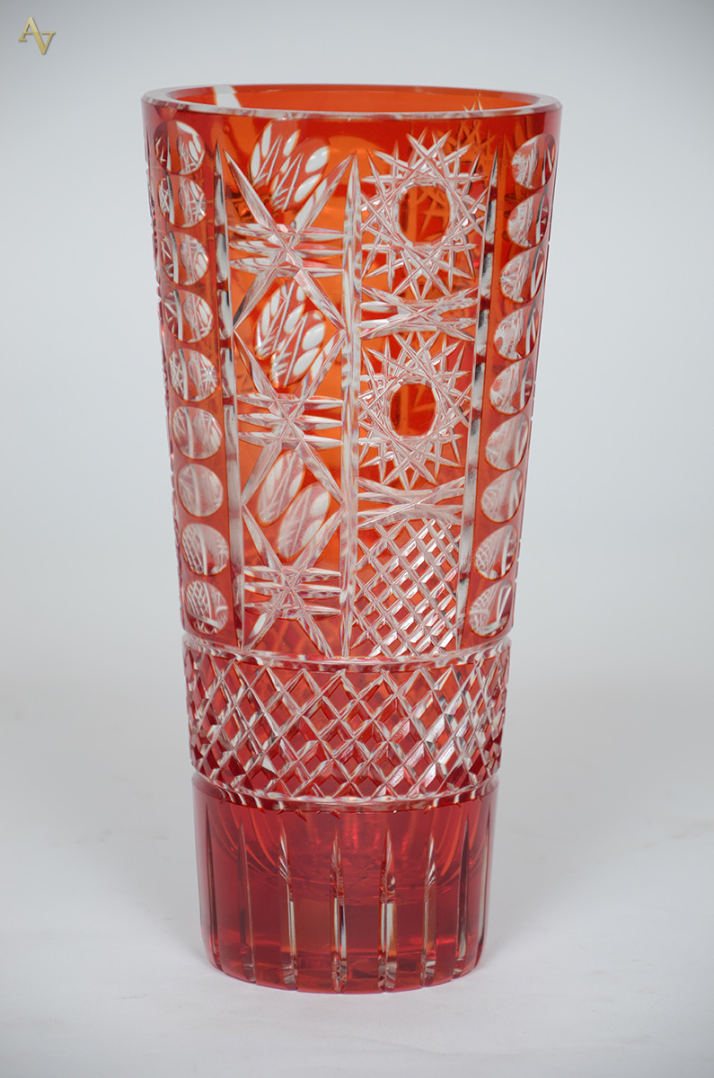 Vaso de cristal lapidado doublé vermelho, altura 27 cm.