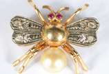 Broche na forma de abelha de ouro 18 k., brilha... - Broche na forma de abelha de ouro 18 k., brilhantes e perola. (Por motivos de segurança a peça não se encontra na loja).