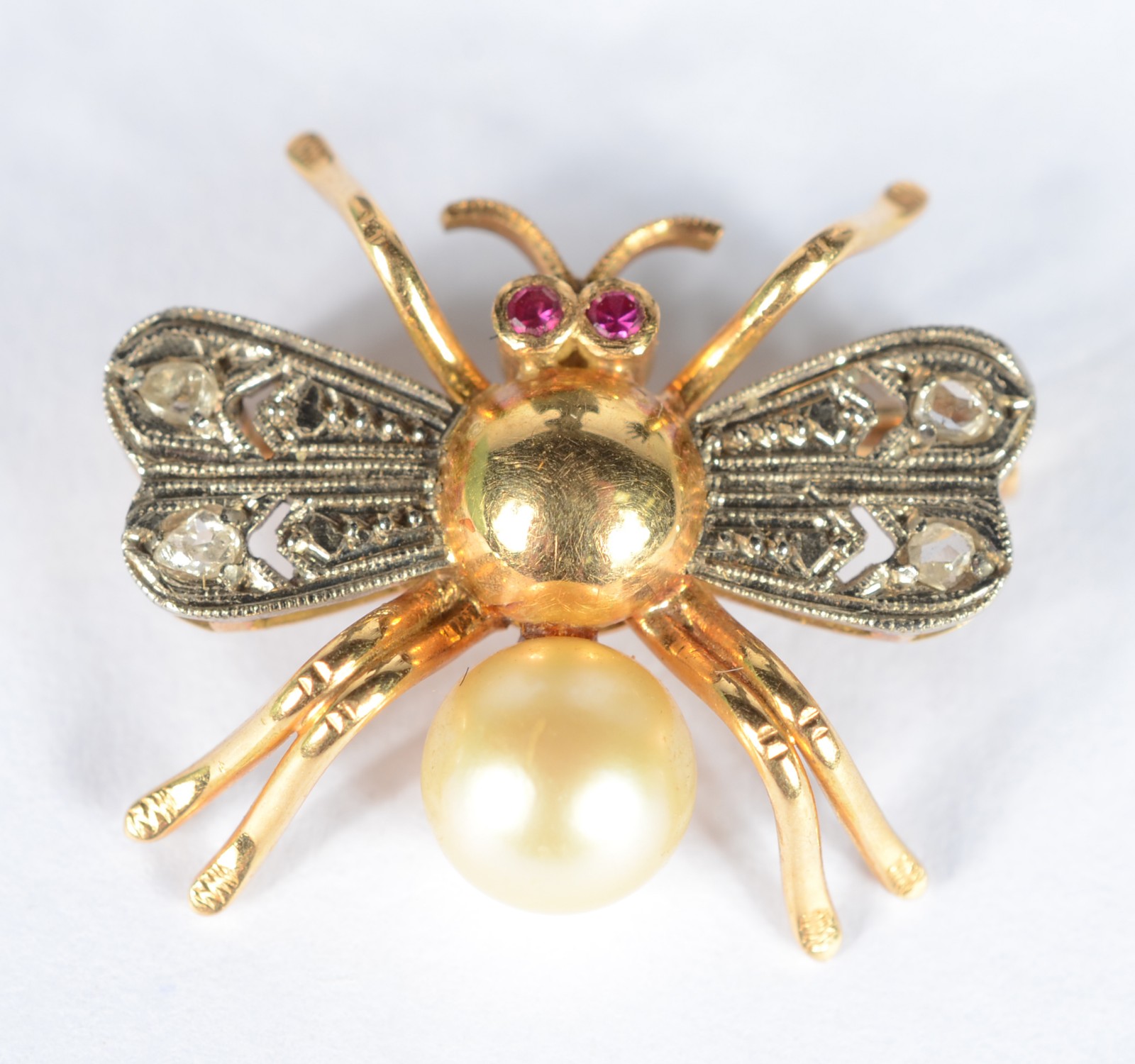 Broche na forma de abelha de ouro 18 k., brilhantes e perola. (Por... - foto 1 de 3