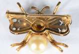Broche na forma de abelha de ouro 18 k., brilha... - Broche na forma de abelha de ouro 18 k., brilhantes e perola. (Por motivos de segurança a peça não se encontra na loja).