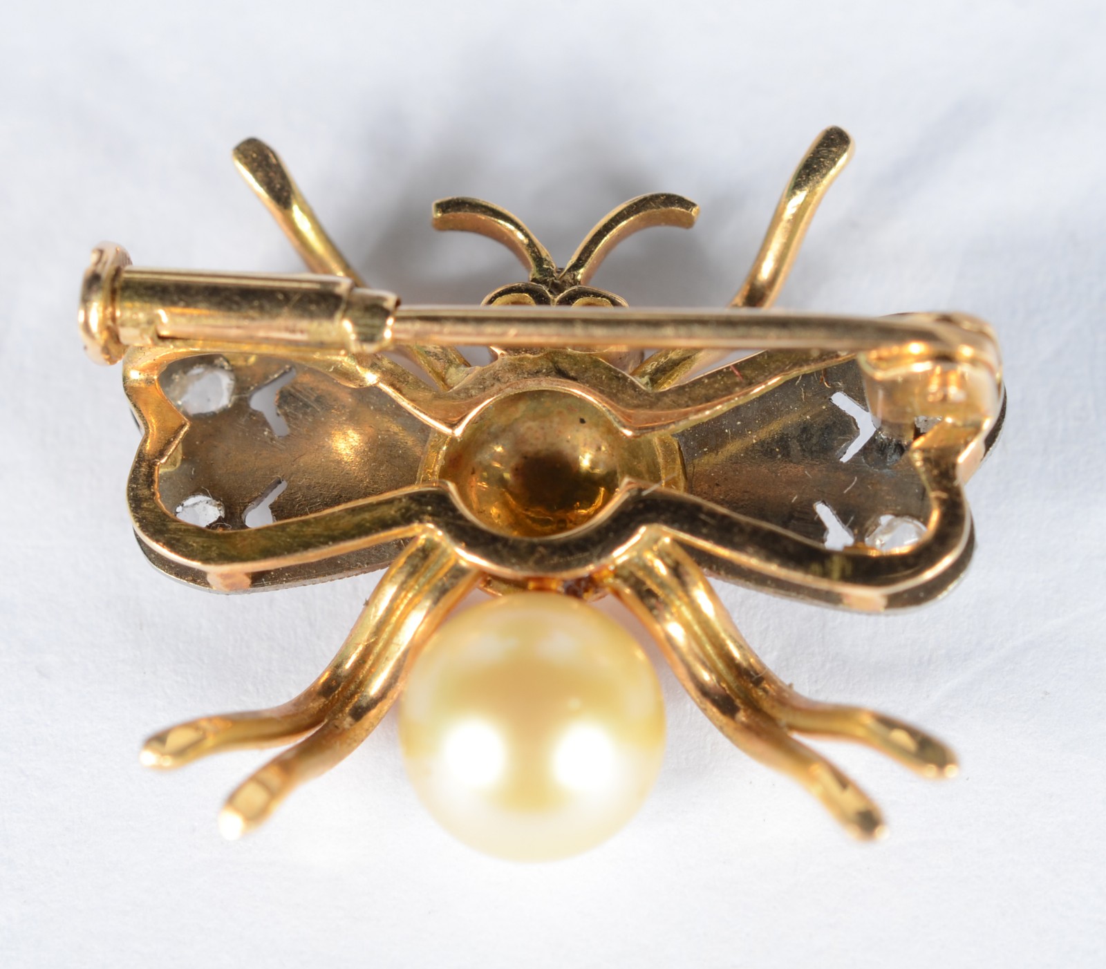 Broche na forma de abelha de ouro 18 k., brilhantes e perola. (Por... - foto 2 de 3