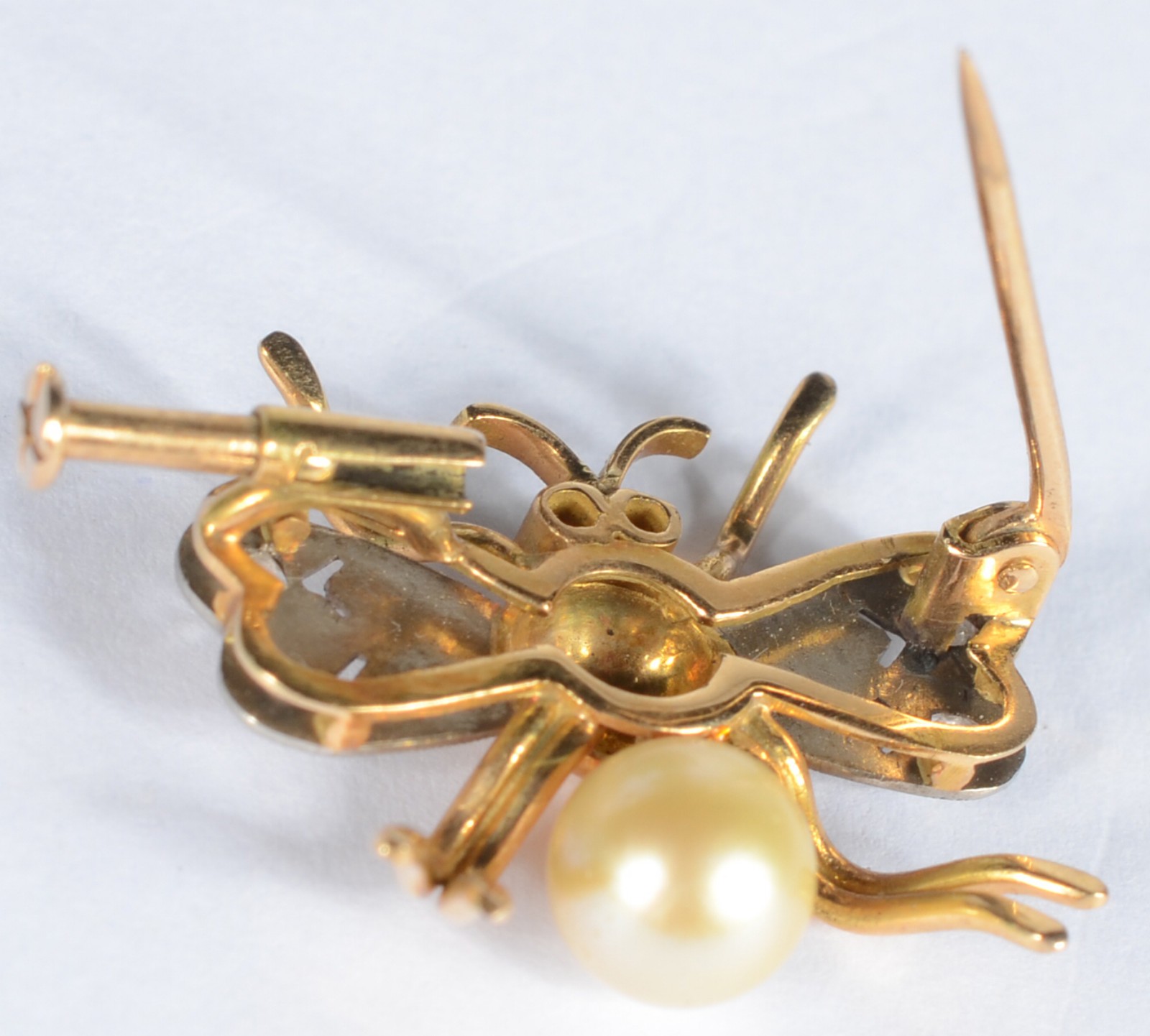 Broche na forma de abelha de ouro 18 k., brilhantes e perola. (Por... - foto 3 de 3