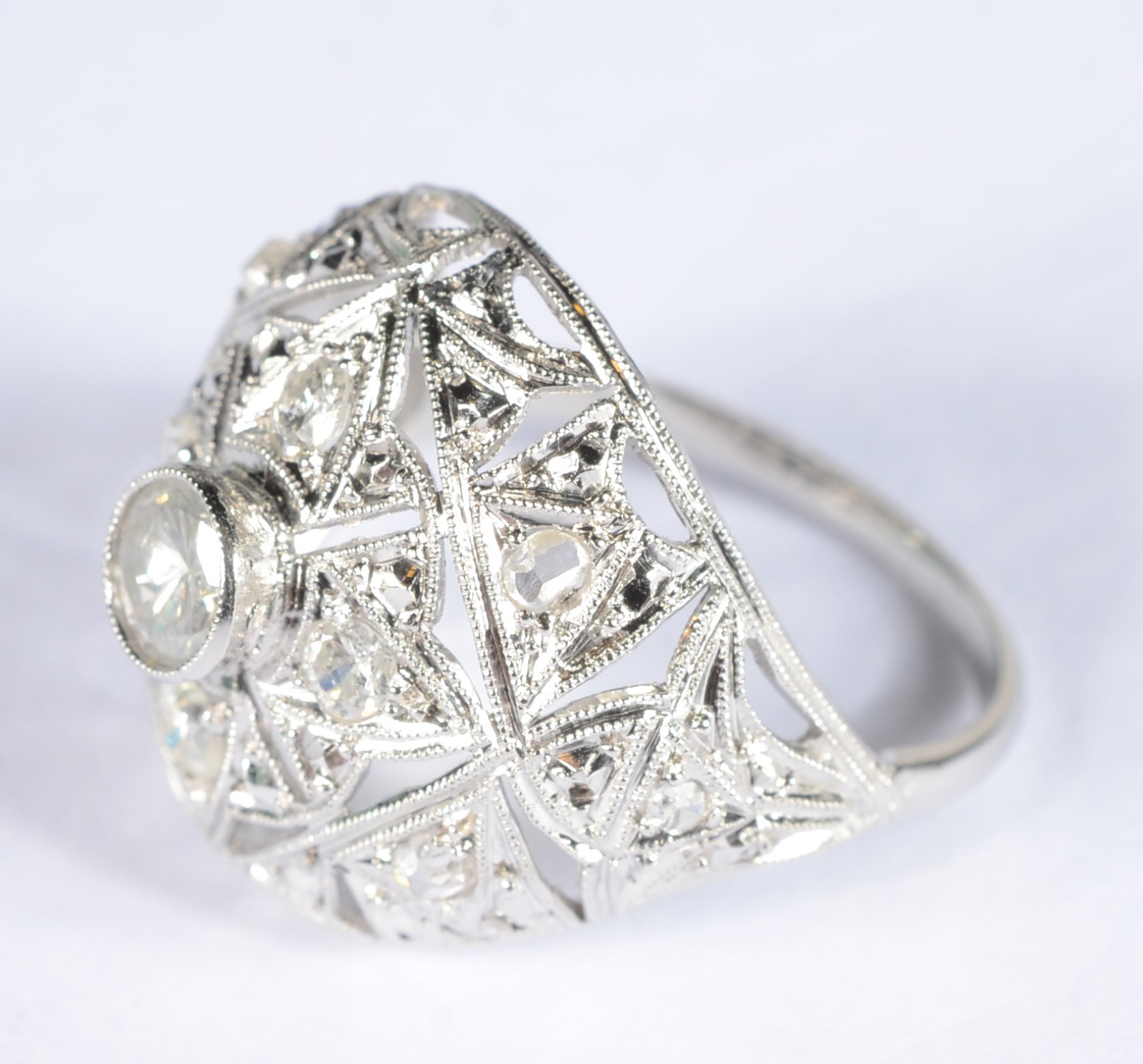 Anel de ouro branco com brilhantes de aproximadamente 0,50 ct. Aro... - foto 1 de 4