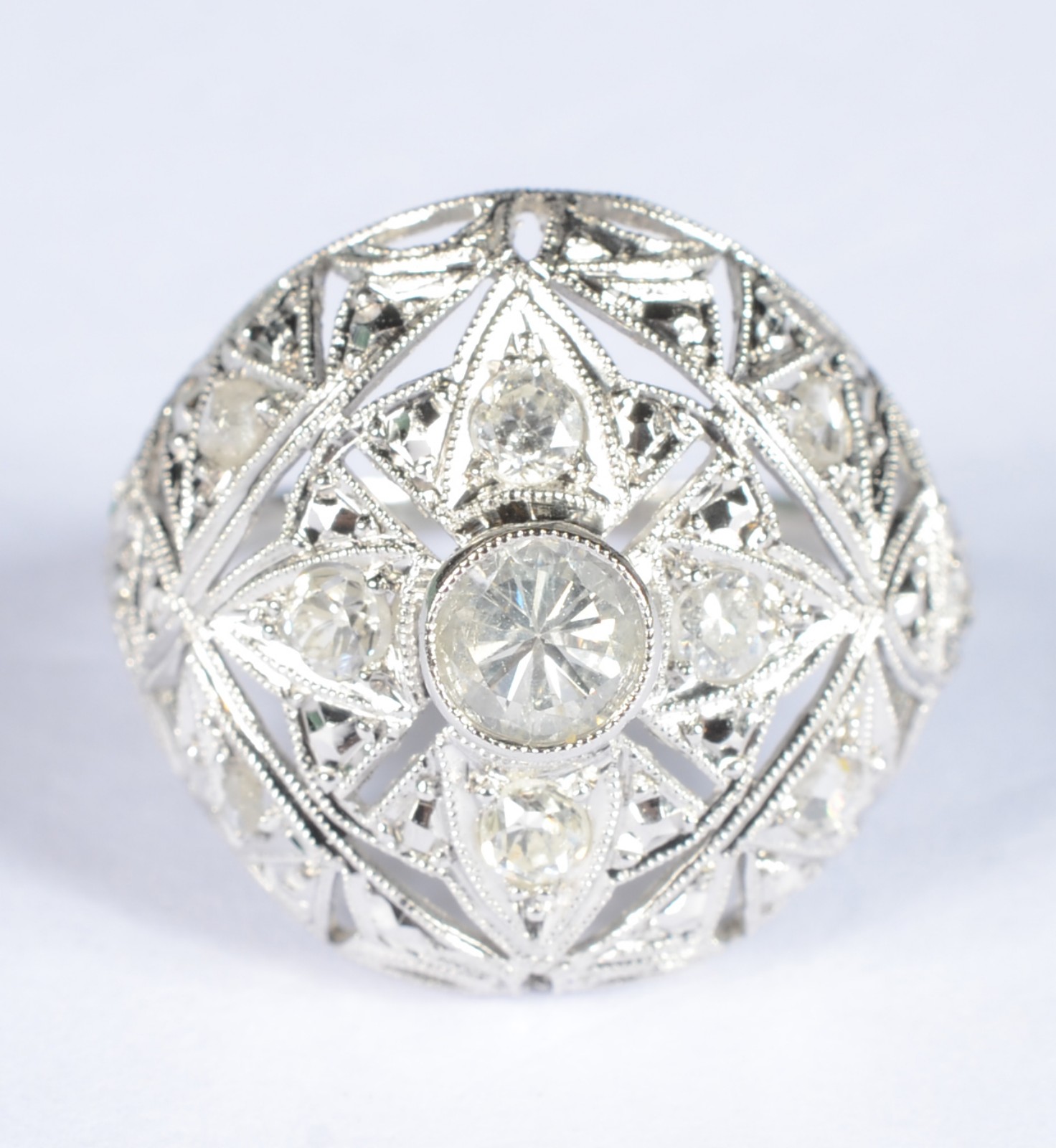 Anel de ouro branco com brilhantes de aproximadamente 0,50 ct. Aro... - foto 2 de 4