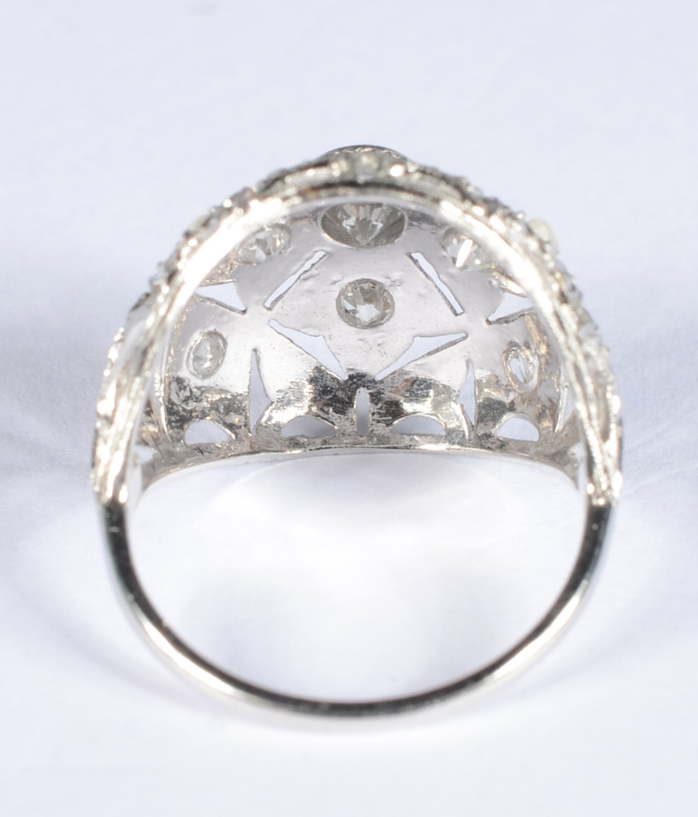 Anel de ouro branco com brilhantes de aproximadamente 0,50 ct. Aro... - foto 3 de 4