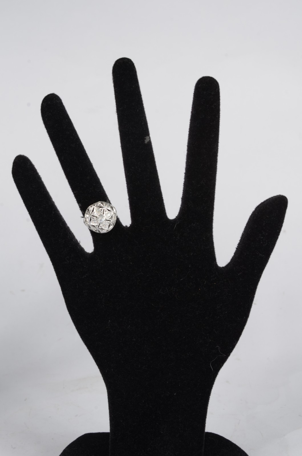 Anel de ouro branco com brilhantes de aproximadamente 0,50 ct. Aro... - foto 4 de 4