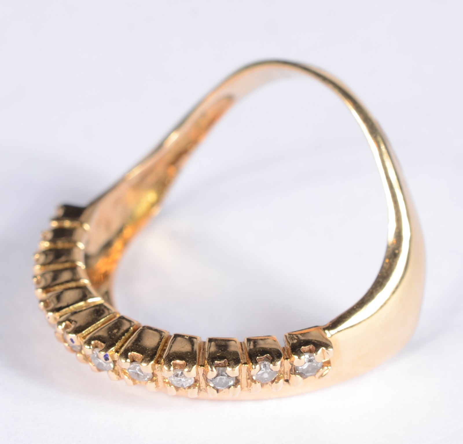 Anel de ouro 18 k., contraste 750 mls com doze brilhantes. Aro 15... - foto 1 de 6