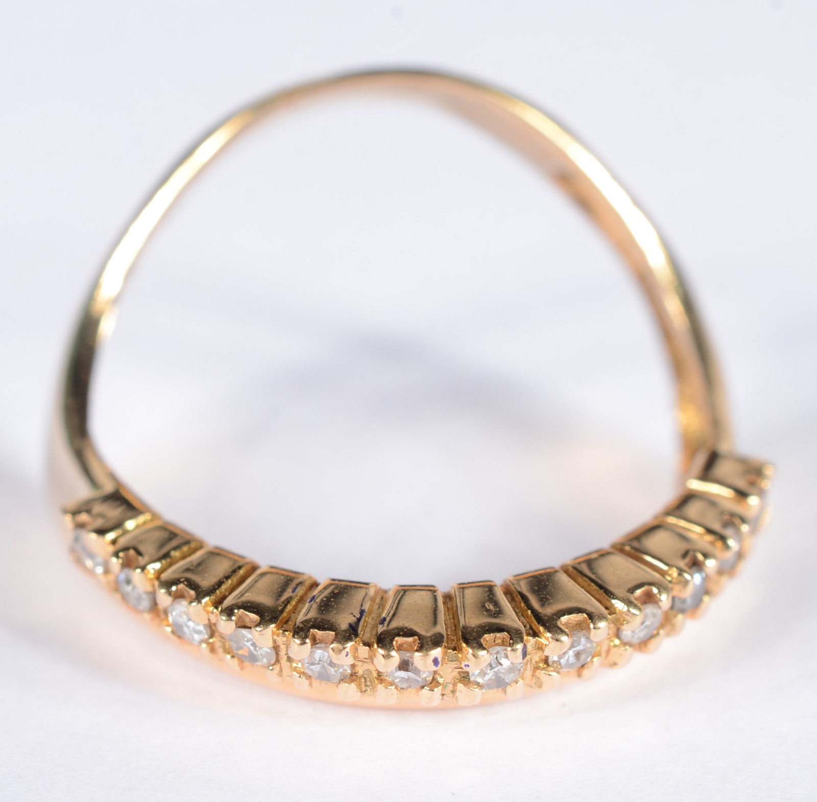 Anel de ouro 18 k., contraste 750 mls com doze brilhantes. Aro 15... - foto 2 de 6