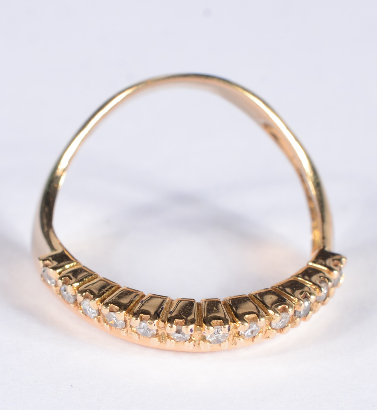 Anel de ouro 18 k., contraste 750 mls com doze brilhantes. Aro 15... - foto 4 de 6