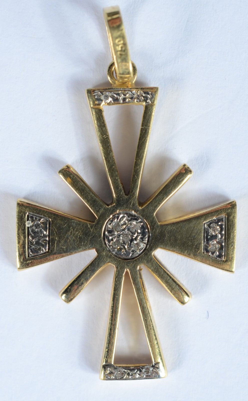 Pendente na forma de cruz com brilhantes e resplendor de ouro 18 k... - foto 1 de 3