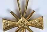 Pendente na forma de cruz com brilhantes e resp... - Pendente na forma de cruz com brilhantes e resplendor de ouro 18 k. (Por motivos de segurança a peça não se encontra na loja).