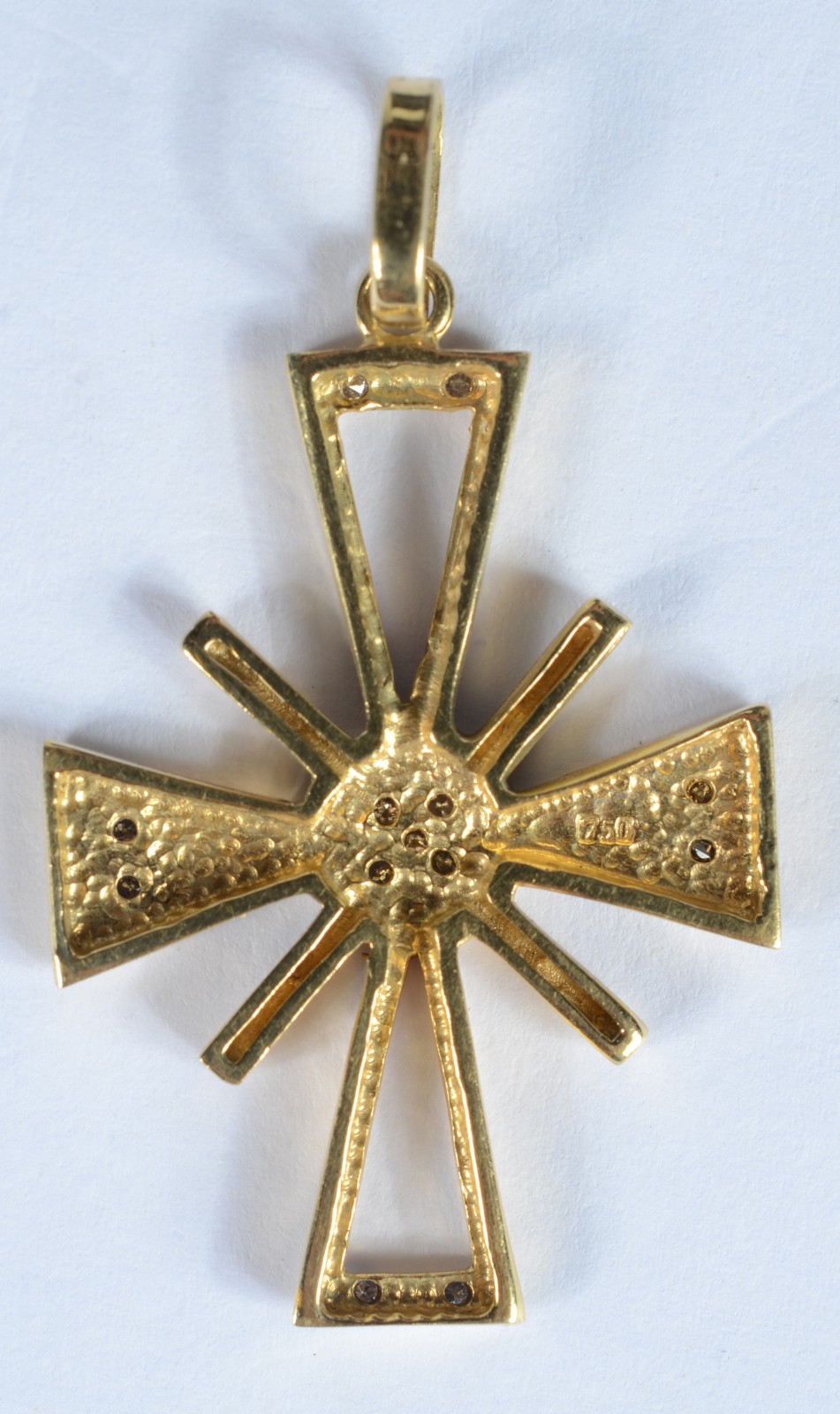 Pendente na forma de cruz com brilhantes e resplendor de ouro 18 k... - foto 2 de 3
