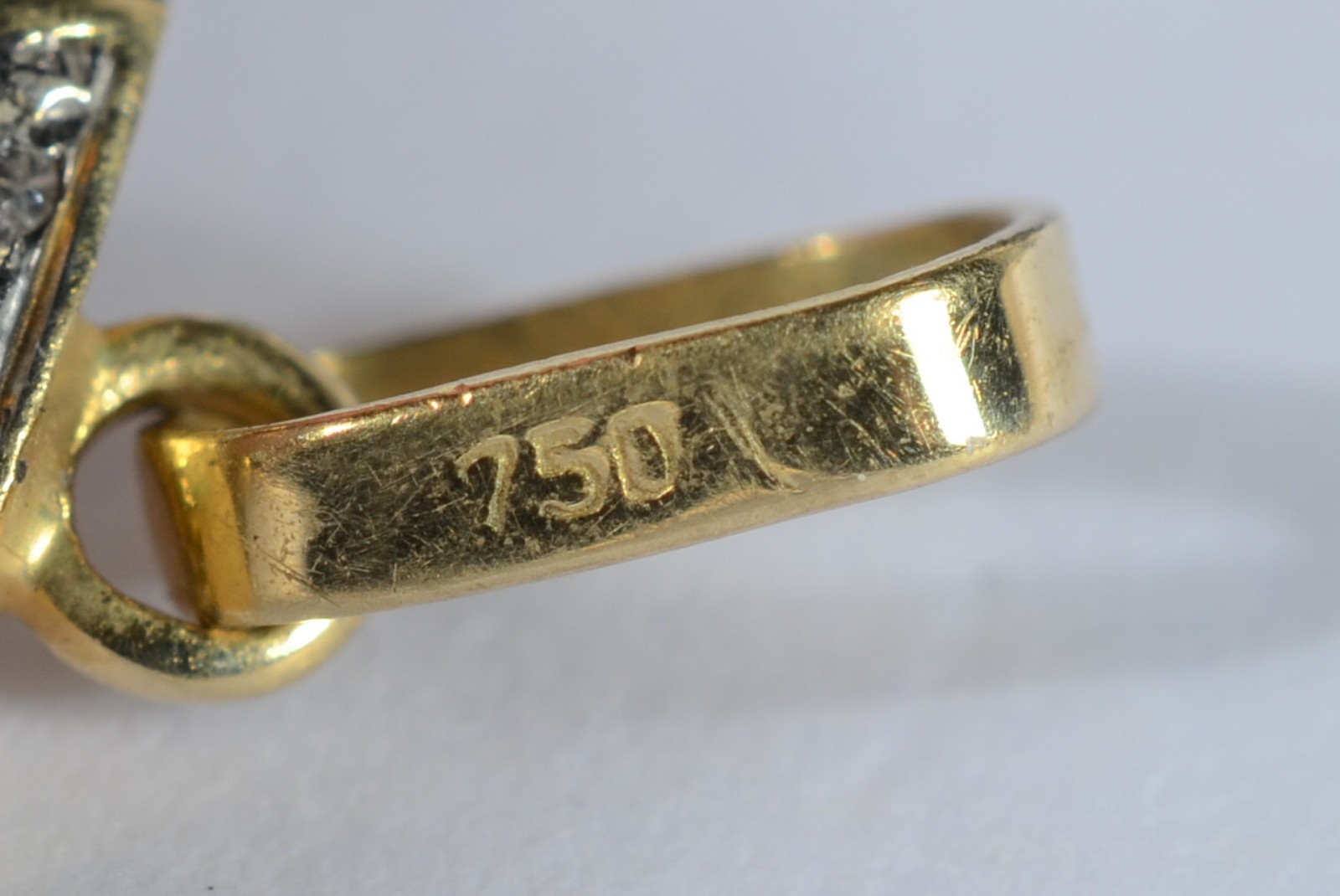 Pendente na forma de cruz com brilhantes e resplendor de ouro 18 k... - foto 3 de 3