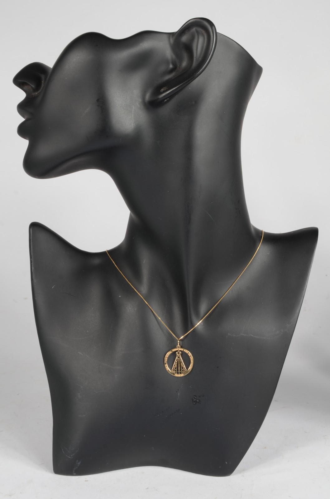 Gargantilha com pendente de Nossa Senhora Aparecida de ouro 18 k... - foto 6 de 8