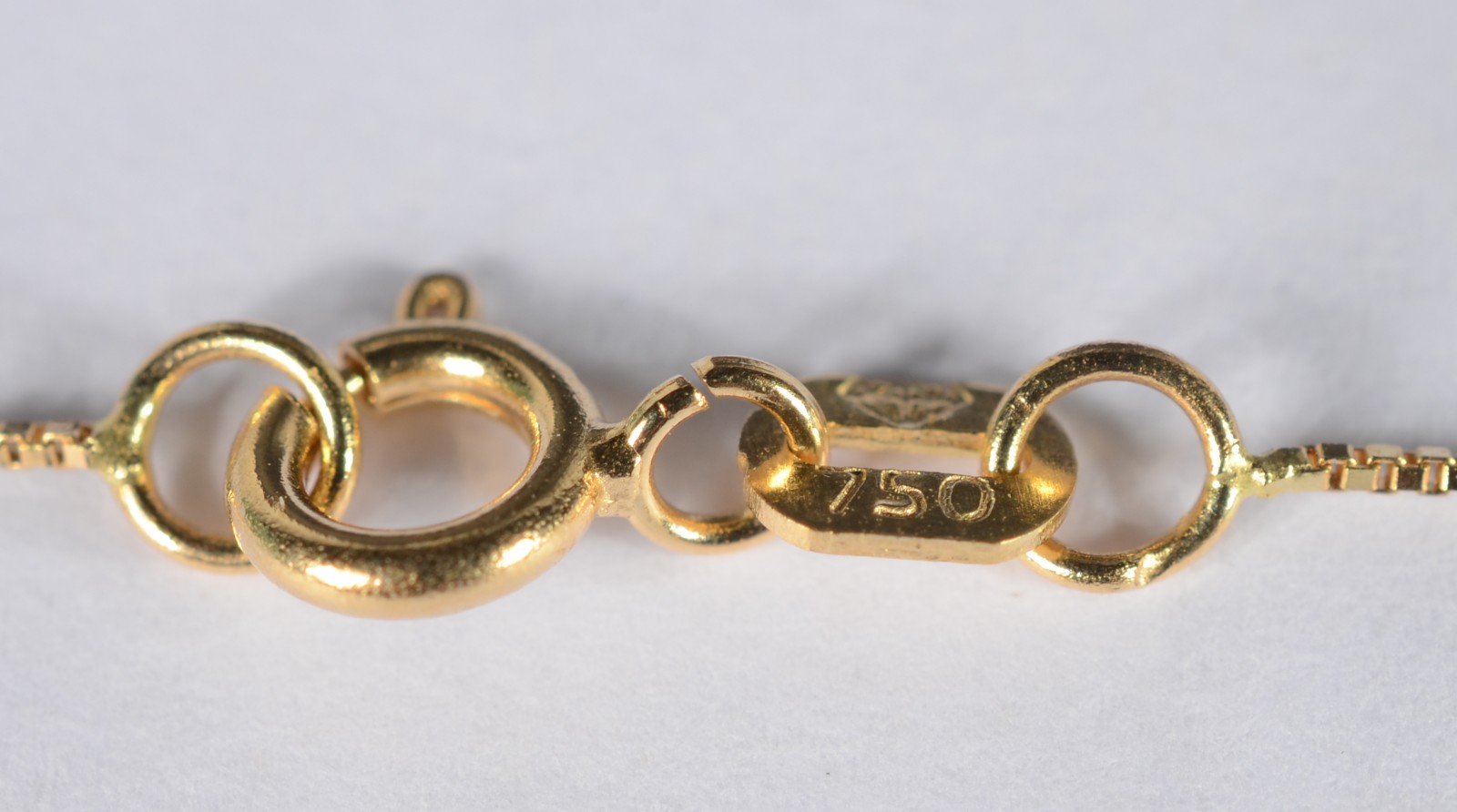 Gargantilha com pendente de Nossa Senhora Aparecida de ouro 18 k... - foto 7 de 8