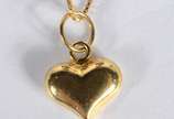 Gargantilha com pendente na forma de coração de... - Gargantilha com pendente na forma de coração de ouro 18 k., contraste 750 mls. (Por motivos de segurança a peça não se encontra na loja).