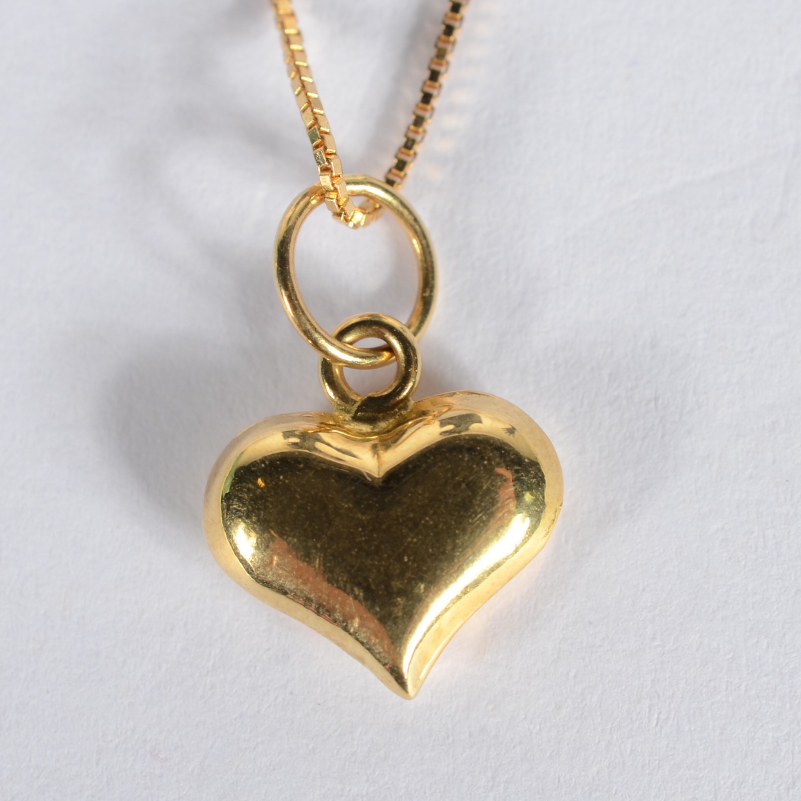 Gargantilha com pendente na forma de coração de ouro 18 k., contraste... - foto 1 de 6