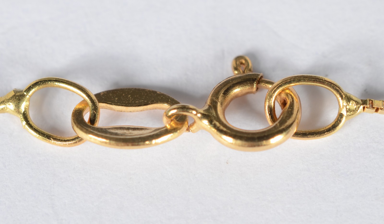 Gargantilha com pendente na forma de coração de ouro 18 k., contraste... - foto 3 de 6
