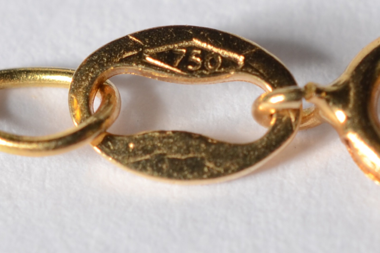 Gargantilha com pendente na forma de coração de ouro 18 k., contraste... - foto 4 de 6