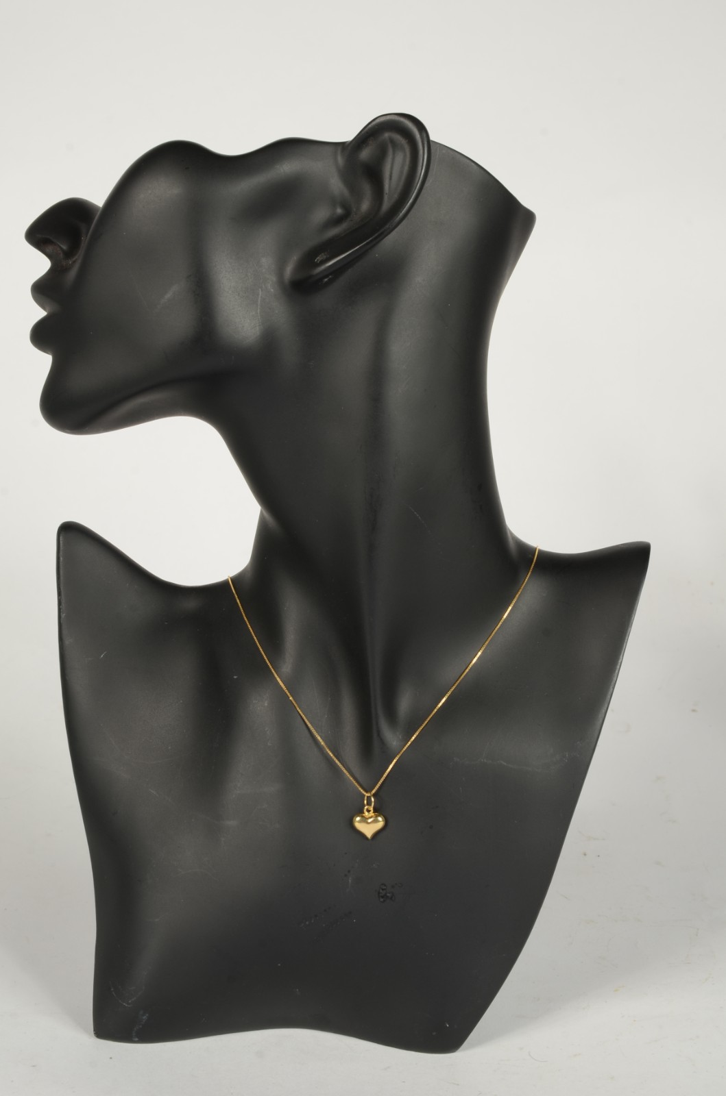 Gargantilha com pendente na forma de coração de ouro 18 k., contraste... - foto 5 de 6