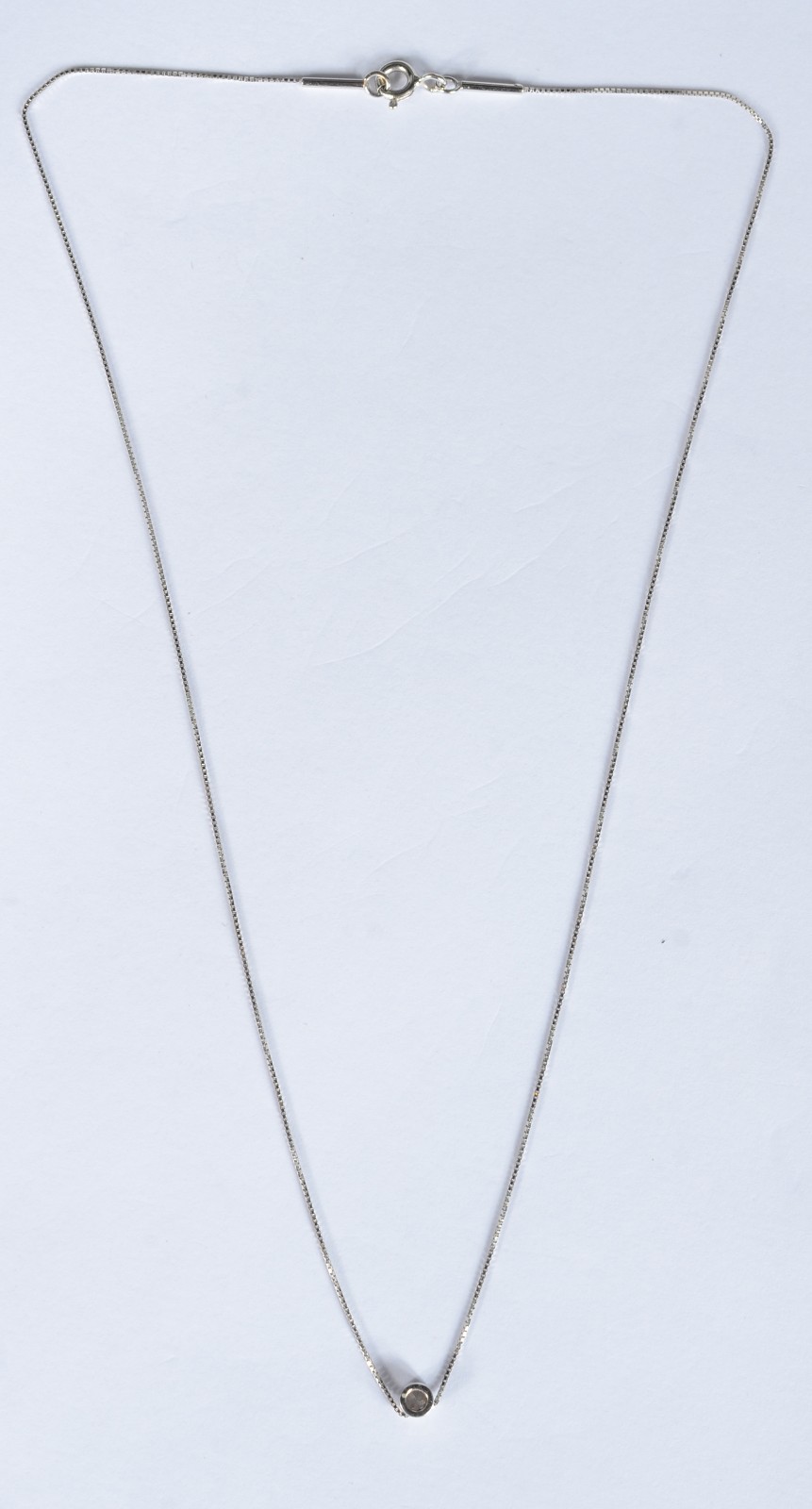 Colar de ouro branco com ponto de luz. (Por motivos de segurança a... - foto 1 de 5
