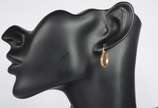 Par de brincos de ouro 18 k., contraste 750 mls... - Par de brincos de ouro 18 k., contraste 750 mls com aproximadamente 6 brilhantes. (Por motivos de segurança a peça não se encontra na loja).