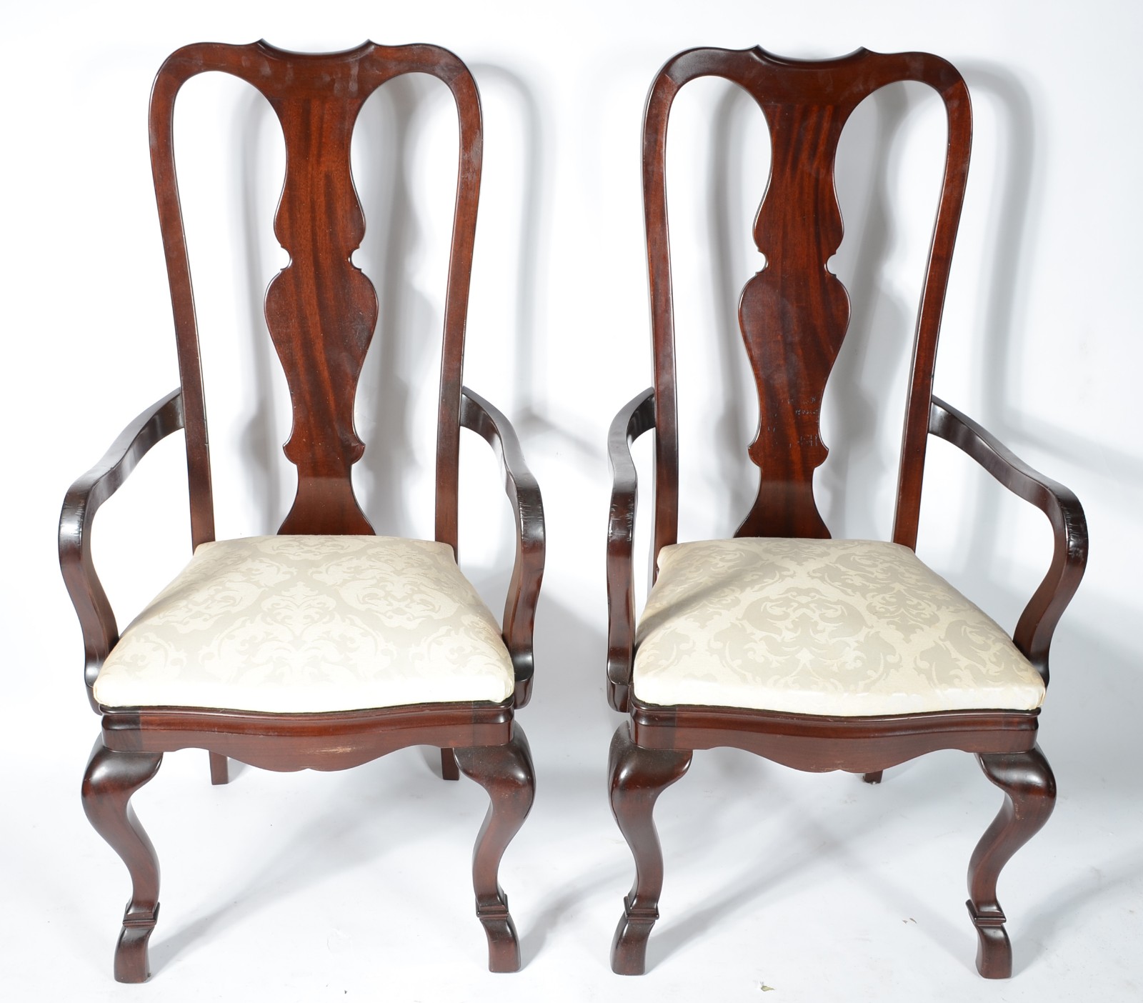 Conjunto com 8 cadeiras de madeira nobre para sala de jantar, sendo... - foto 2 de 9