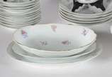 Aparelho de jantar de porcelana com flores em p... - Aparelho de jantar de porcelana com flores em policromia, composto  de: 12 pratos rasos, 12 pratos fundos, 12 pratos de sobremesa e 5 peças de s...