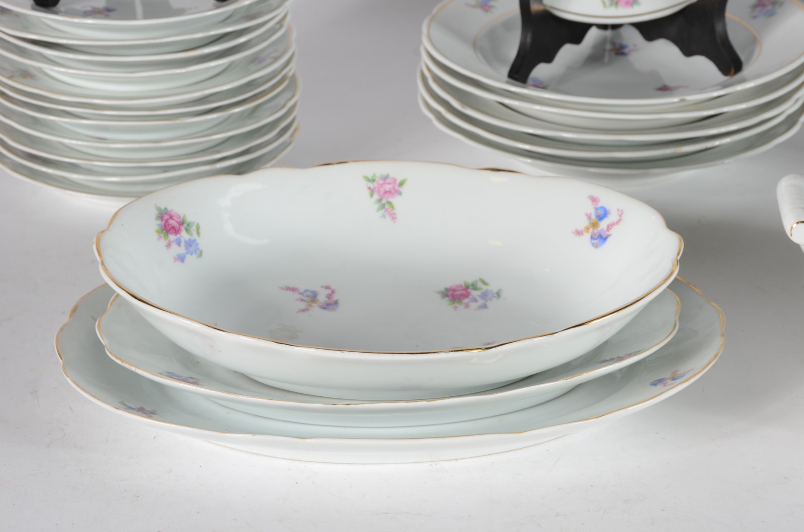 Aparelho de jantar de porcelana com flores em policromia, composto... - foto 4 de 5