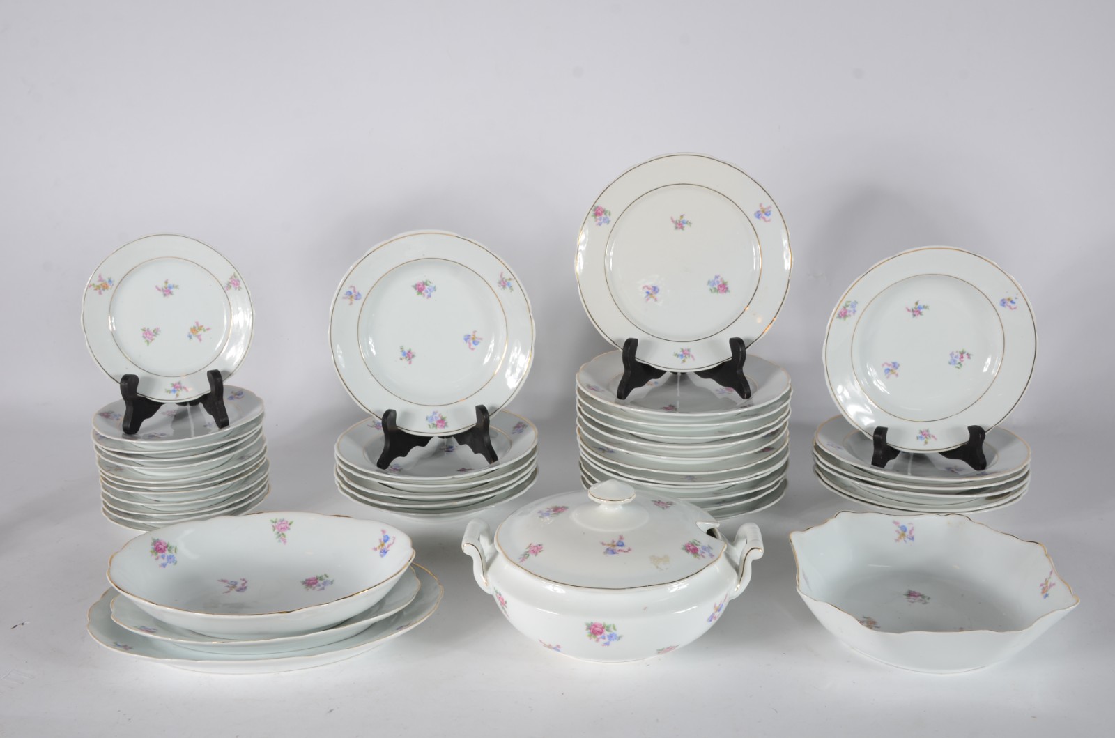 Aparelho de jantar de porcelana com flores em policromia, composto... - foto 1 de 5