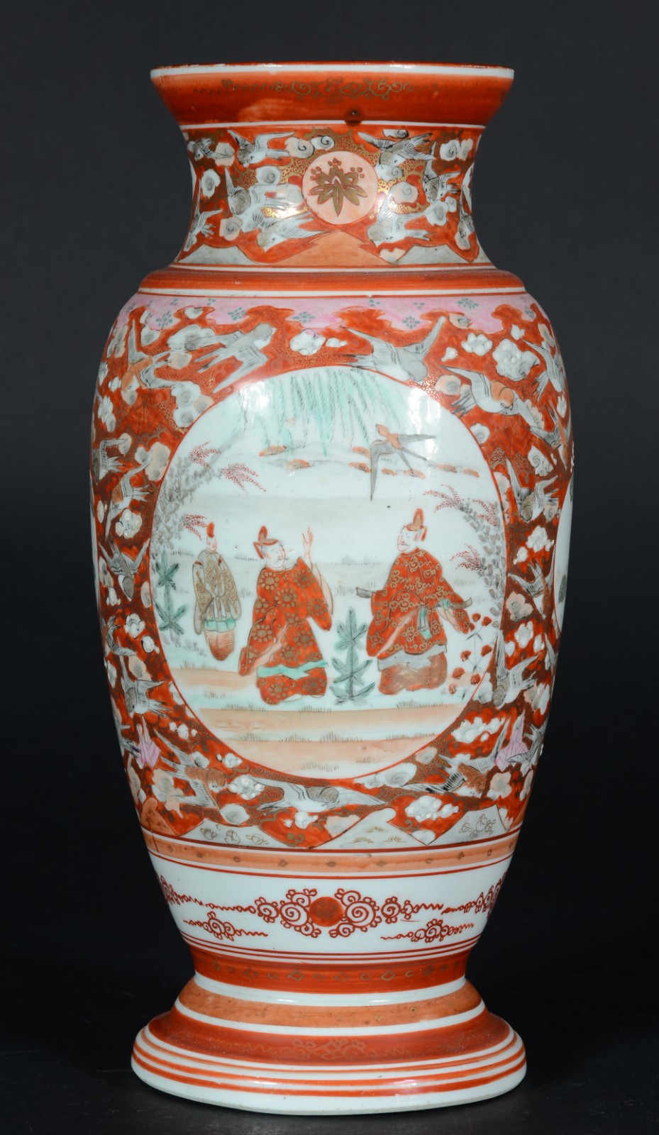 Vaso de porcelana chinesa decorado com figuras de guerreiros em tons... - foto 1 de 5