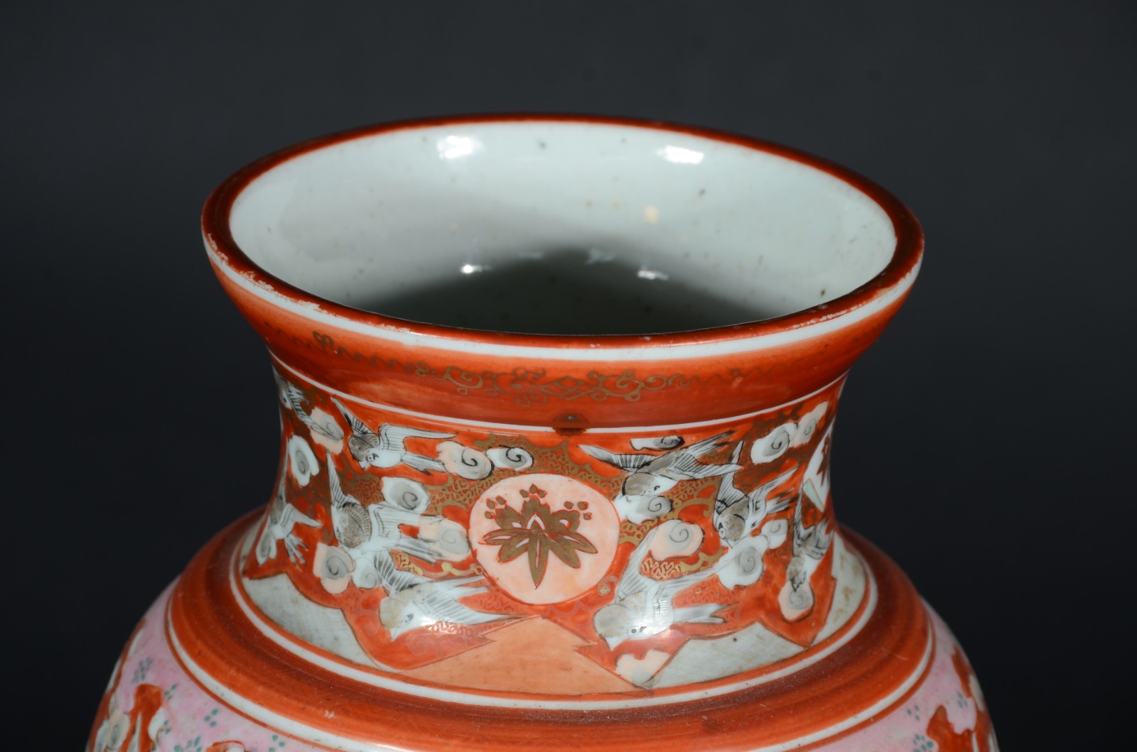 Vaso de porcelana chinesa decorado com figuras de guerreiros em tons... - foto 3 de 5