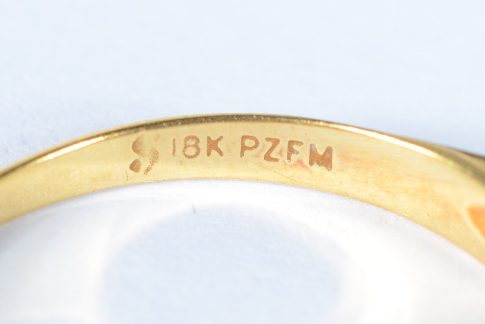 Meia aliança de ouro 18 k., contraste 750 mls com esmeraldas. Aro 18... - foto 4 de 5