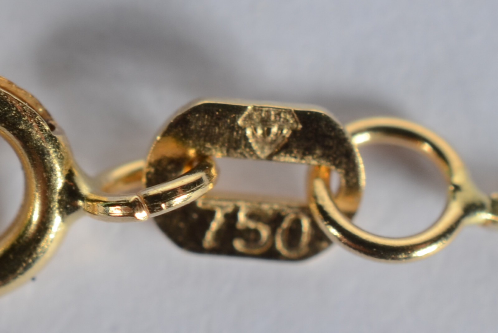 Colar com pendente Nossa Senhora Aparecida de ouro 18 k., contraste... - foto 4 de 6