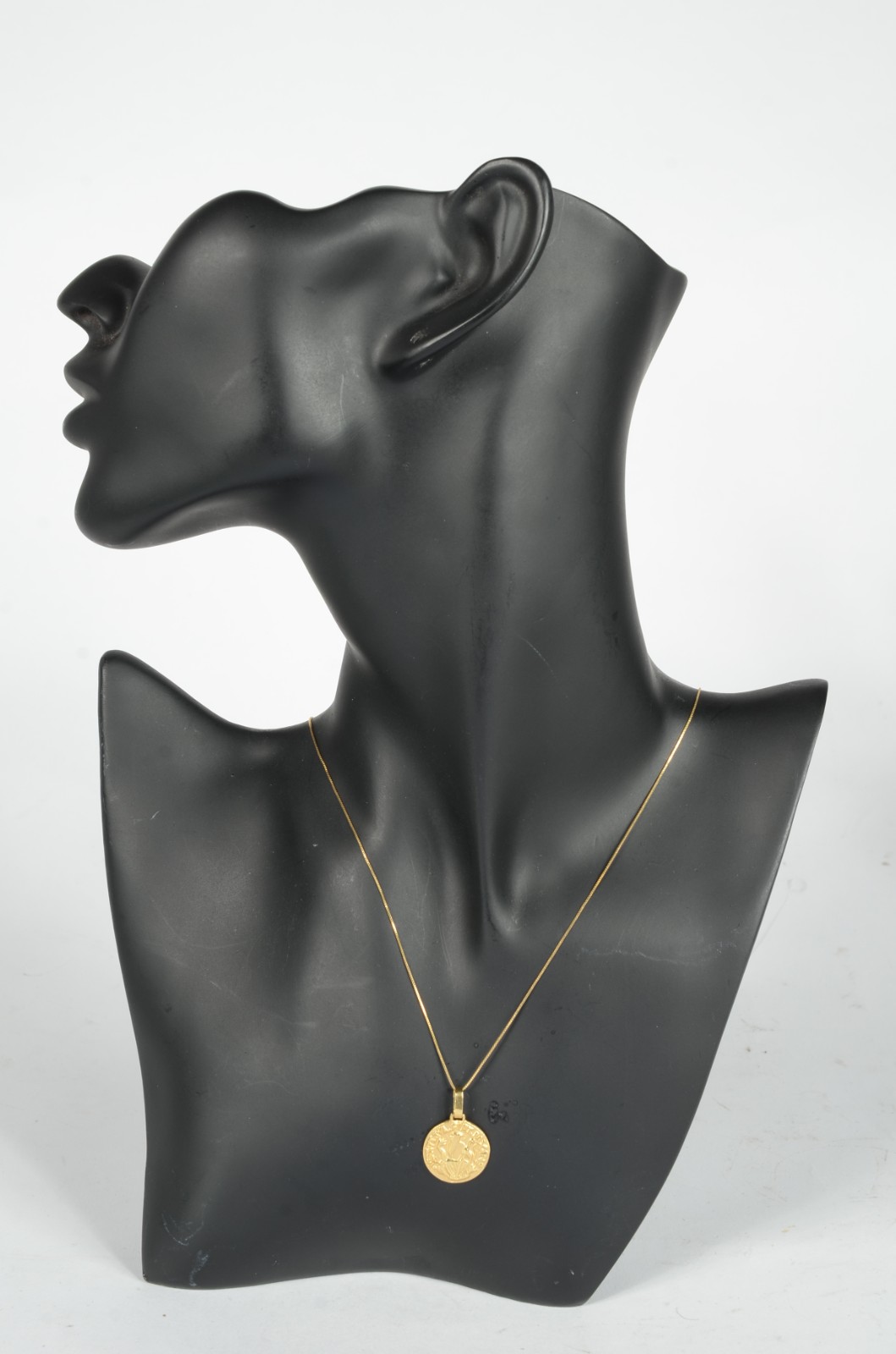 Colar com pendente com imagem sacra de ouro 18 k., contraste 750 mls... - foto 7 de 7