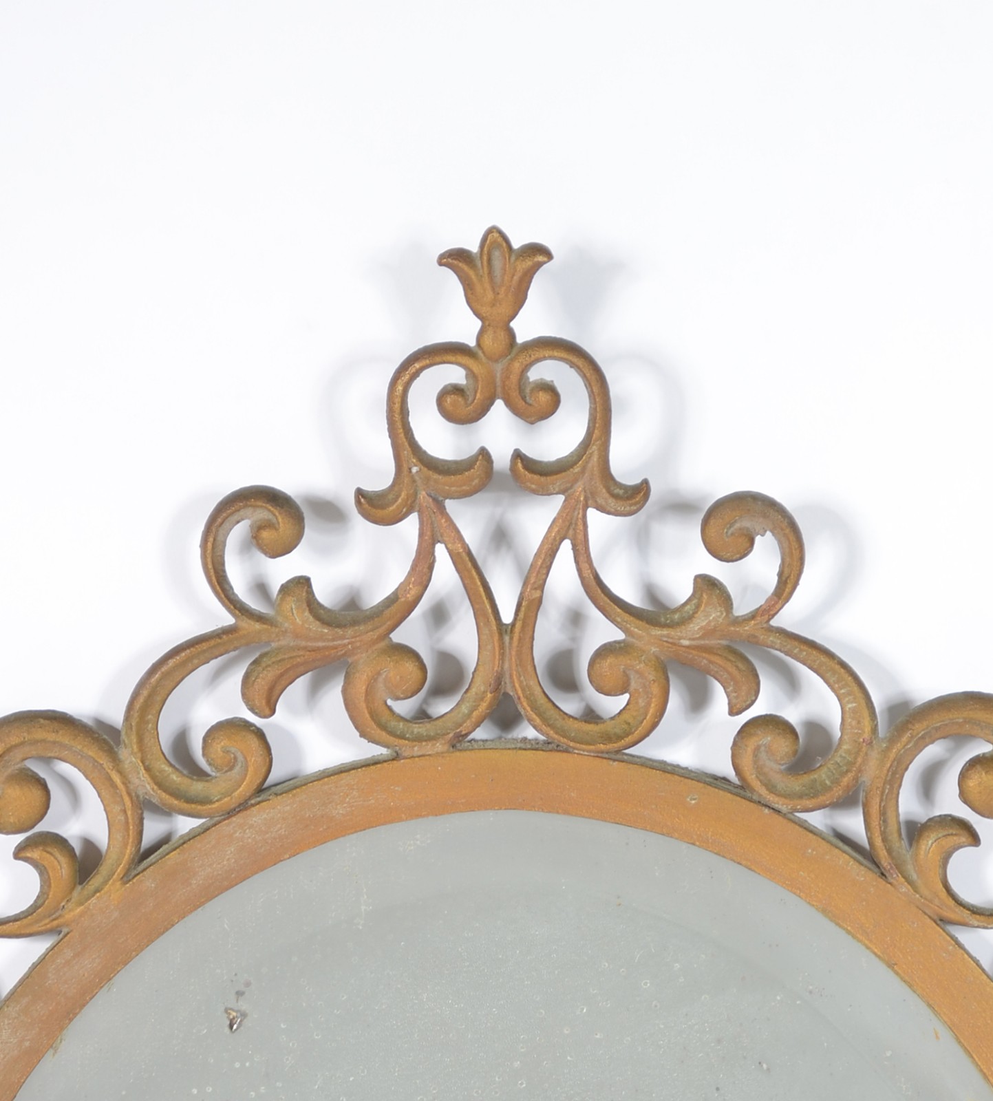 Espelho oval de cristal bisotado com moldura de metal dourado. - foto 2 de 6