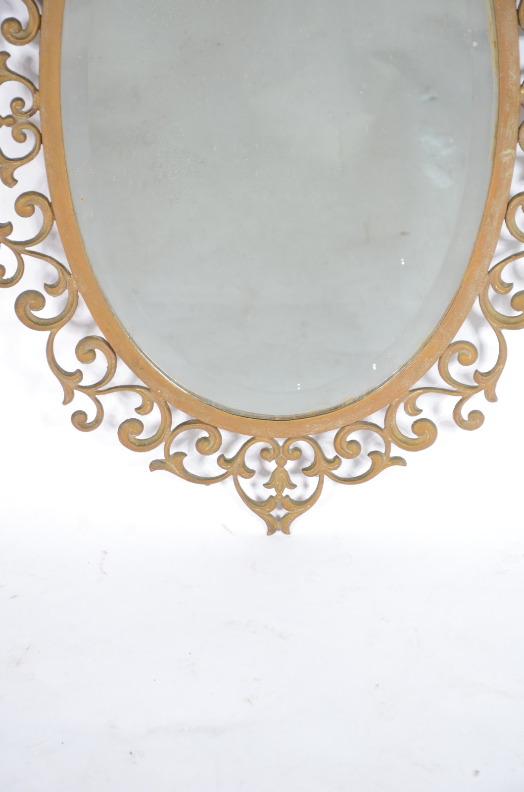 Espelho oval de cristal bisotado com moldura de metal dourado. - foto 3 de 6