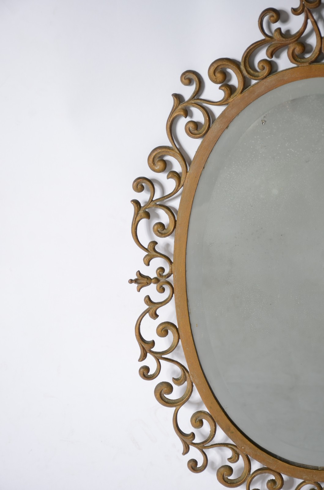 Espelho oval de cristal bisotado com moldura de metal dourado. - foto 4 de 6