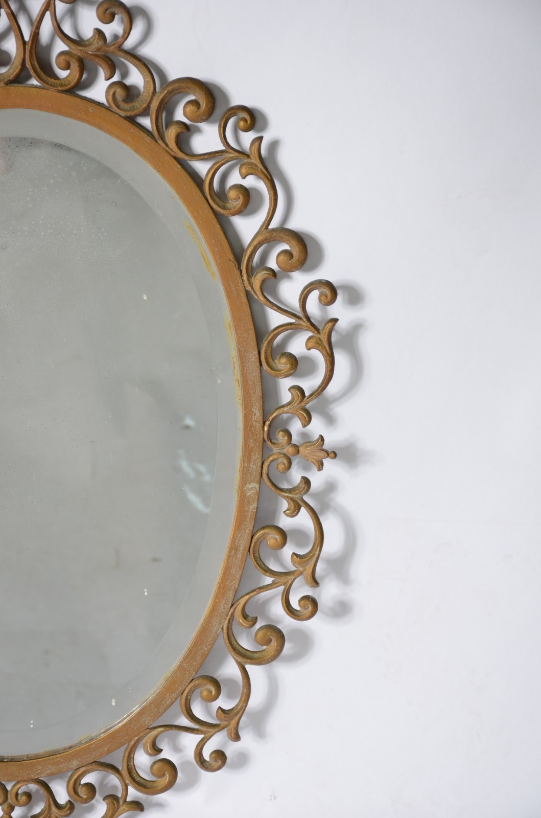 Espelho oval de cristal bisotado com moldura de metal dourado. - foto 5 de 6
