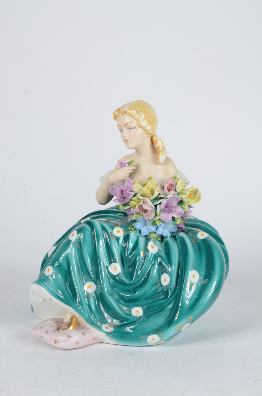 Estatueta de porcelana policromada representando jovem com flores... - foto 1 de 6