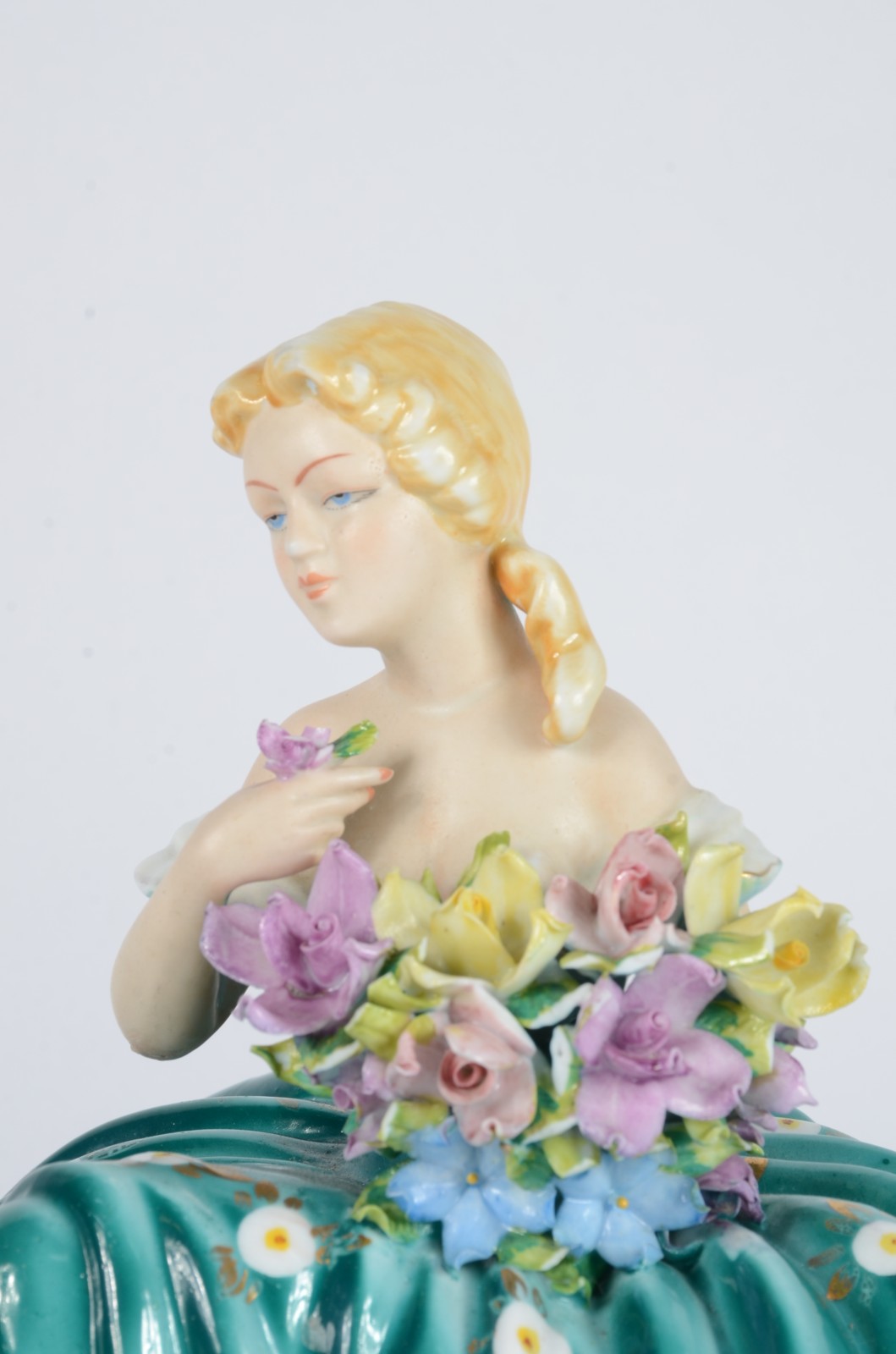 Estatueta de porcelana policromada representando jovem com flores... - foto 2 de 6