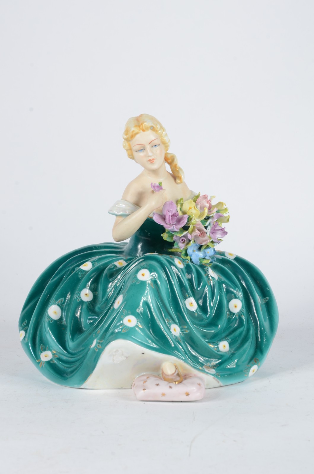 Estatueta de porcelana policromada representando jovem com flores... - foto 3 de 6