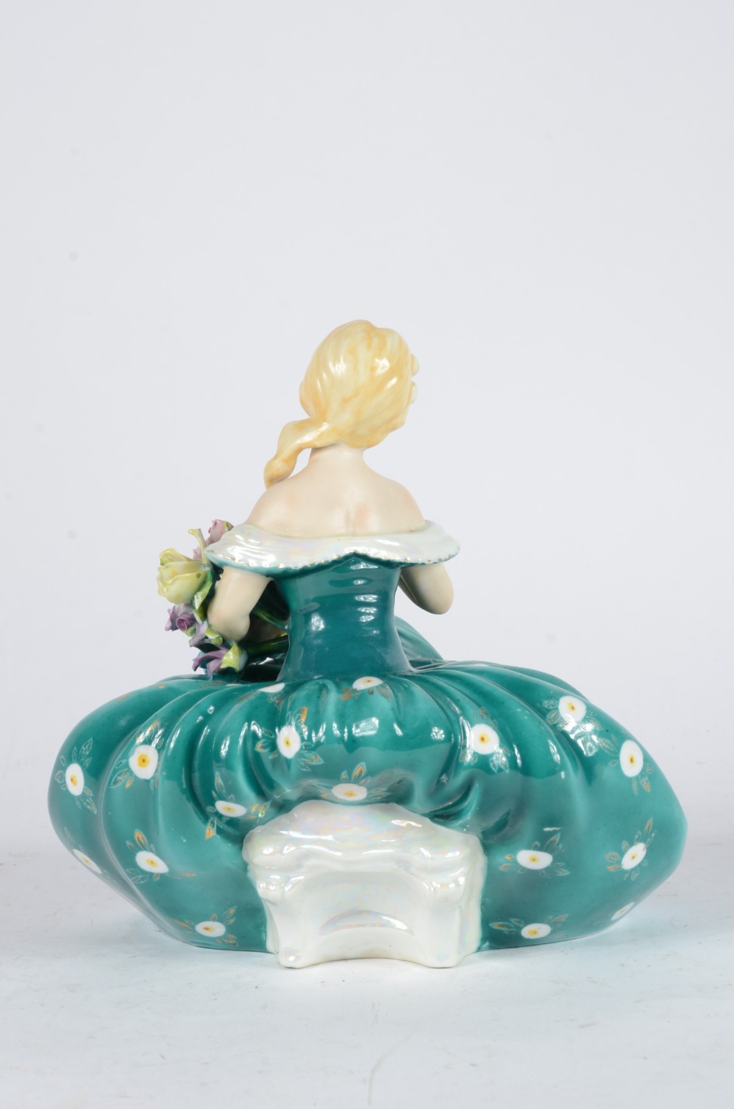Estatueta de porcelana policromada representando jovem com flores... - foto 4 de 6