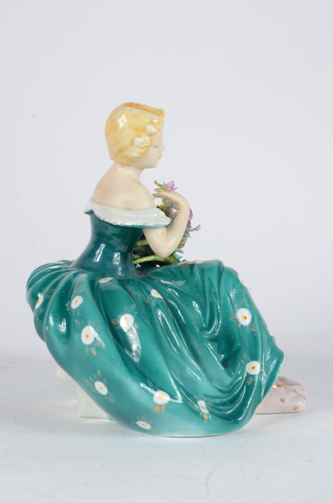 Estatueta de porcelana policromada representando jovem com flores... - foto 5 de 6