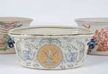 Três cachepots de porcelana oriental, formatos ... - Três cachepots de porcelana oriental, formatos e decorações diversas com guirlandas e paisagens em policromia.