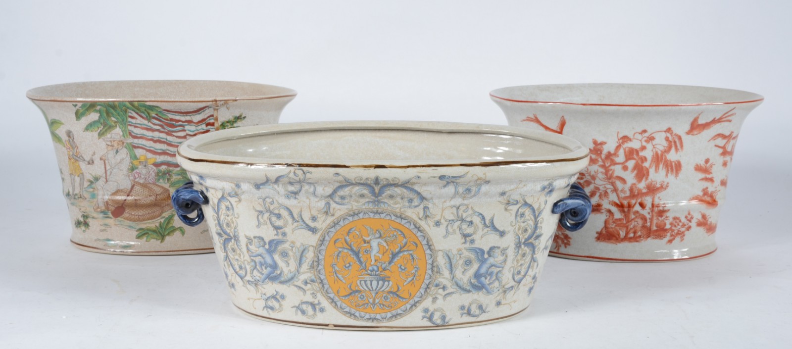 Três cachepots de porcelana oriental, formatos e decorações diversas... - foto 1 de 4