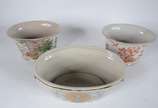 Três cachepots de porcelana oriental, formatos ... - Três cachepots de porcelana oriental, formatos e decorações diversas com guirlandas e paisagens em policromia.
